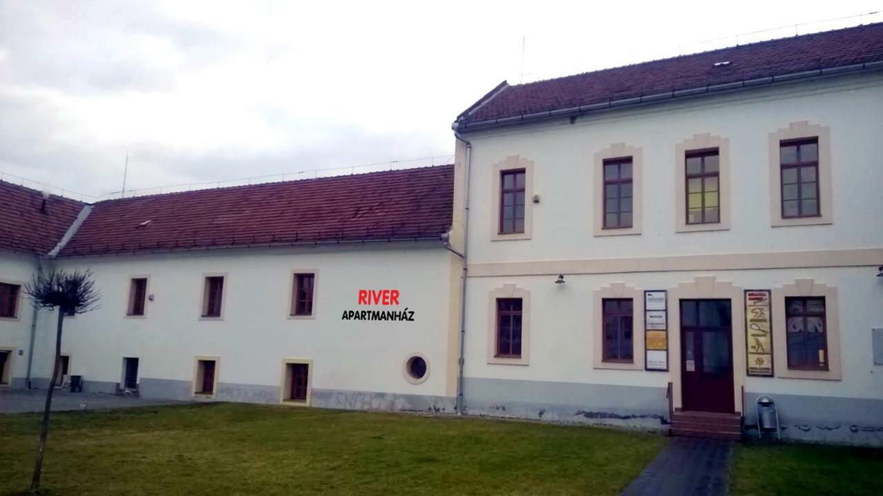River Apartmanhaz Jászberény 外观 照片